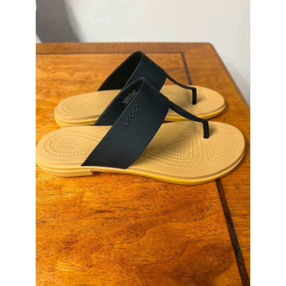 Crocs Women 9 Black Serena Flip Flop Sandal T-Strap Iconic Comfort 205468-060